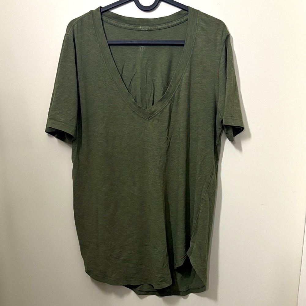 Lululemon Love Tee Short Sleeve V-Neck Size 8 -10 Green khaki